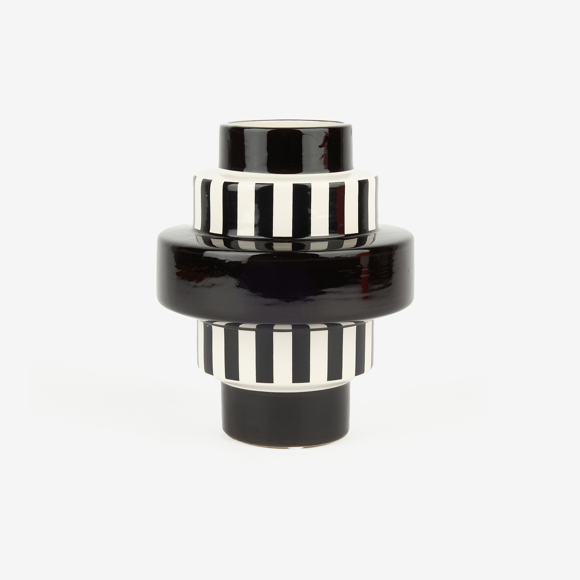 Jarr&oacute;n de cer&aacute;mica rayas negra Odell &Oslash;15x18cm