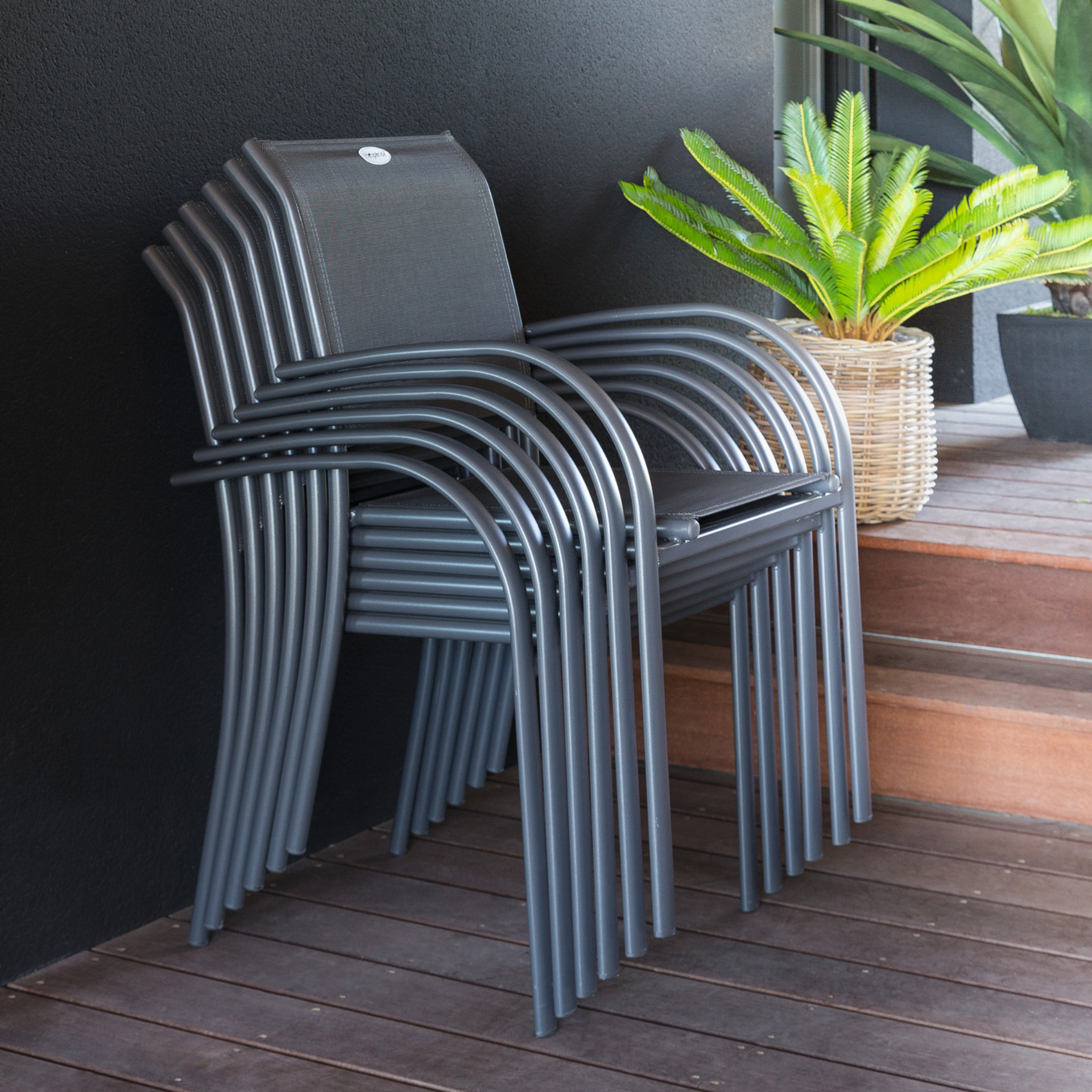 Silla de jard&iacute;n apilable con reposabrazos de aluminio y textilene gris 66x56x88cm