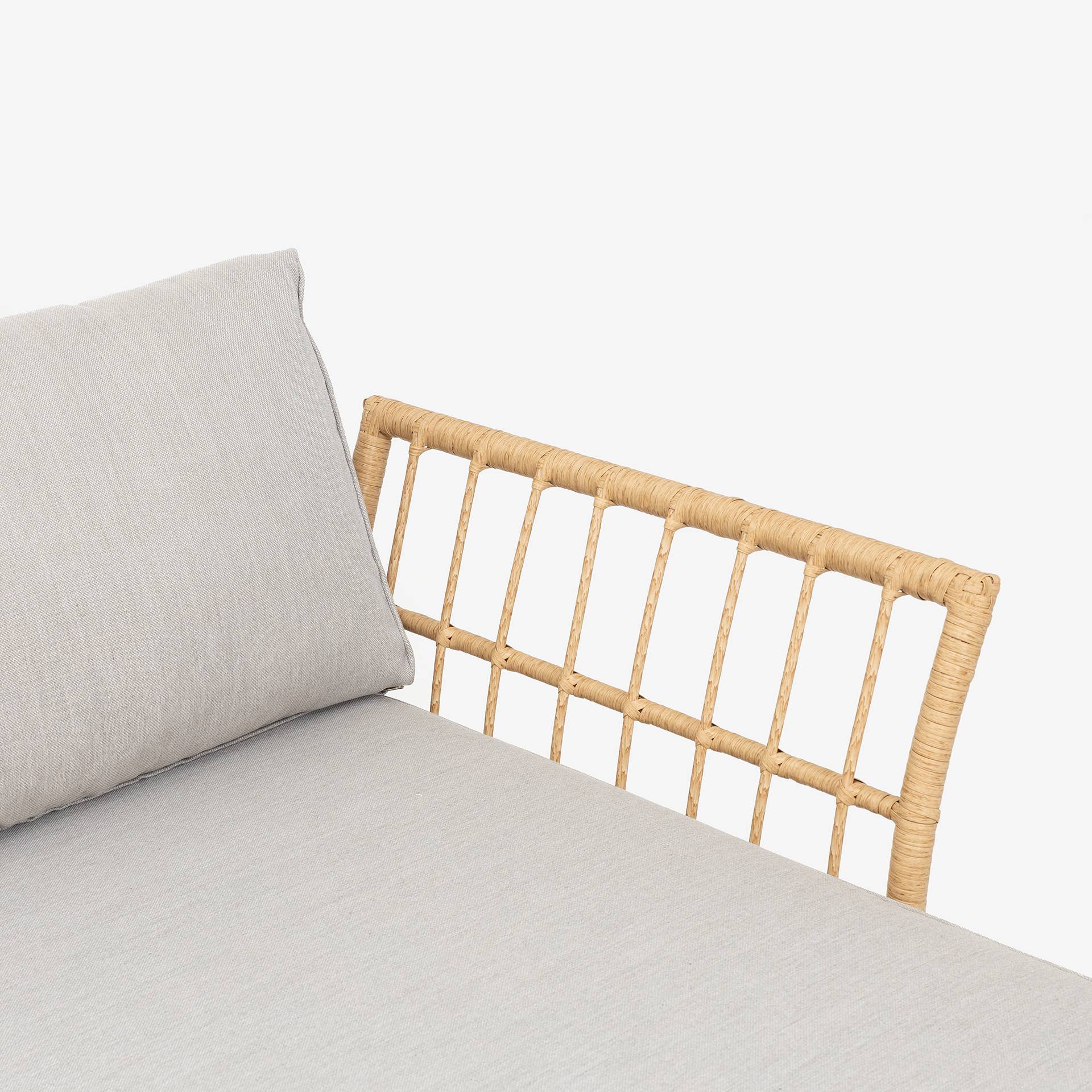 Sof&aacute; de jard&iacute;n chaise longue con puf de rat&aacute;n sint&eacute;tico Balos