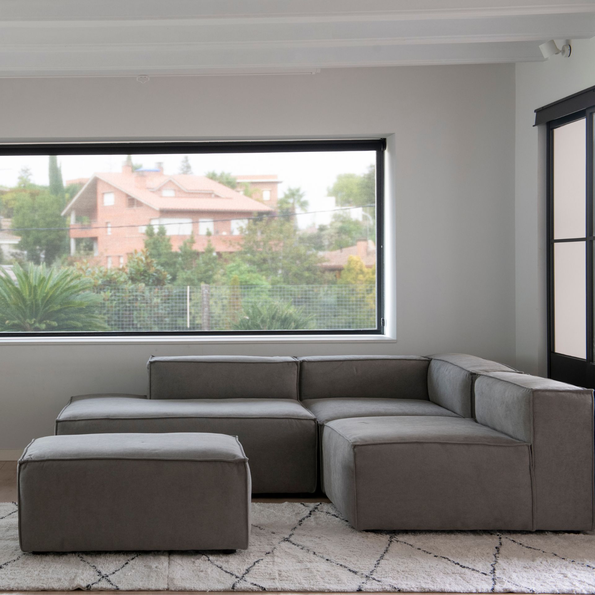 Sofá modular con chaise longue gris Arlo 350x170cm Clau&Chloe