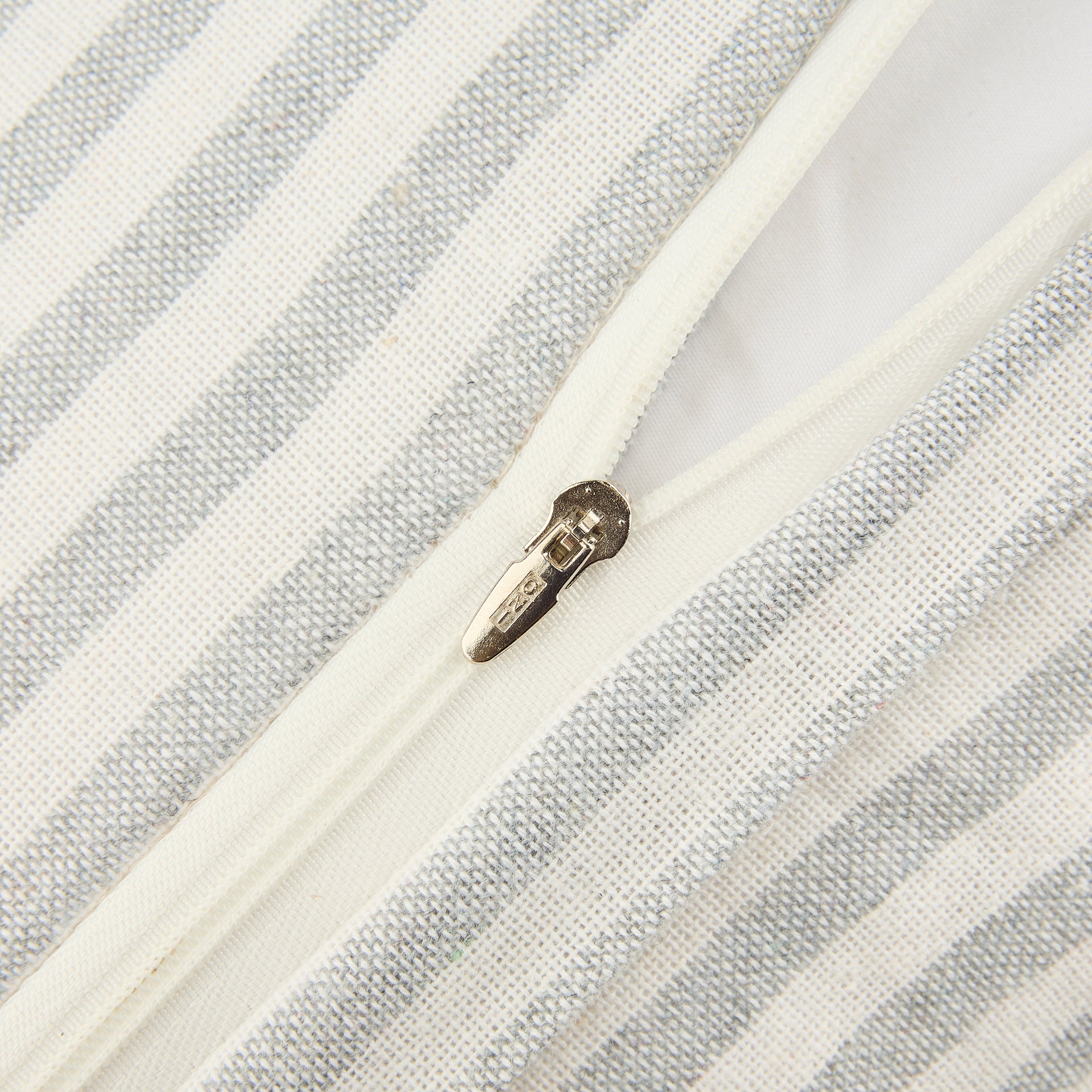 Funda de cojín blanca con rayas grises Timoti 45x45cm