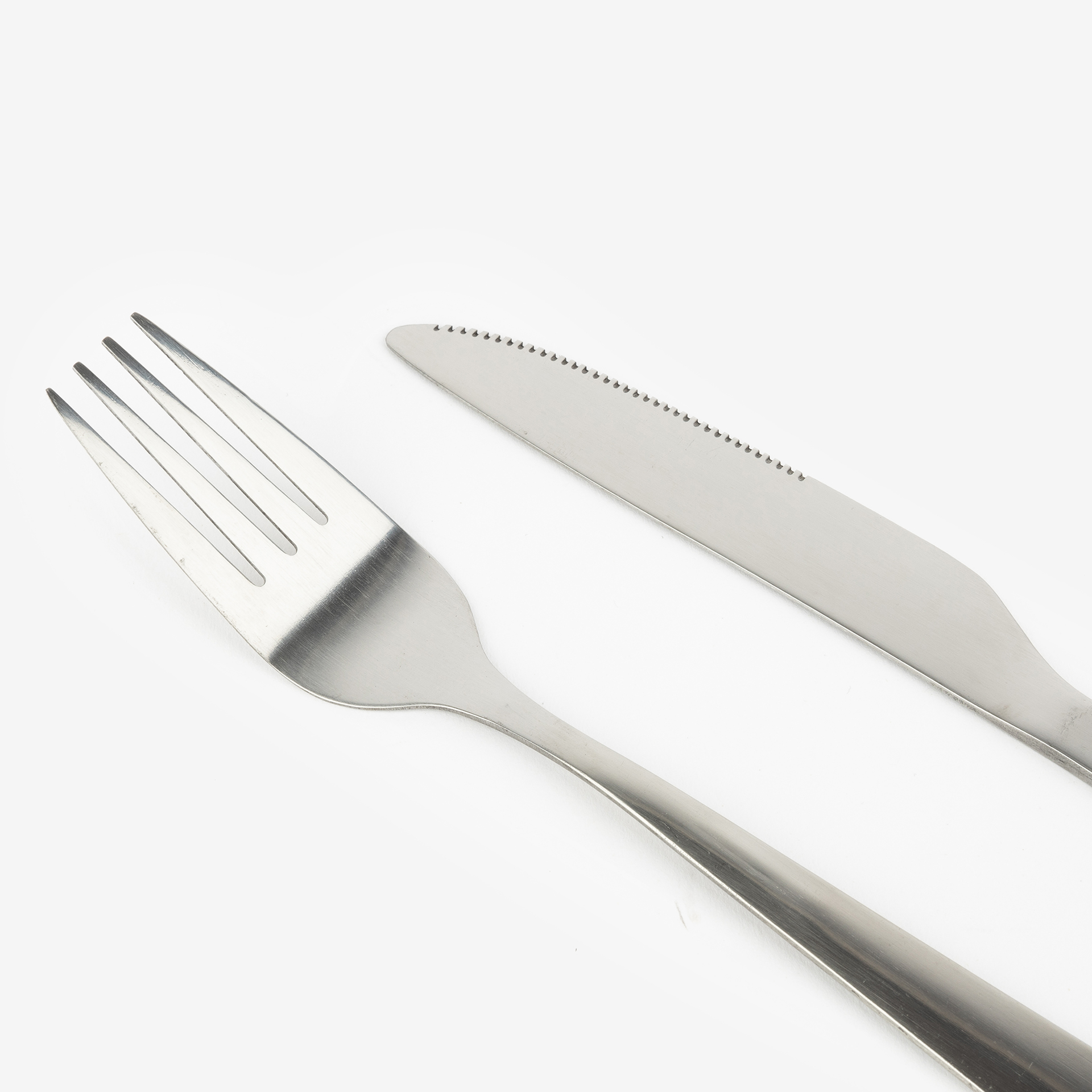 Set de 4 cubiertos de acero con estuche de neopreno