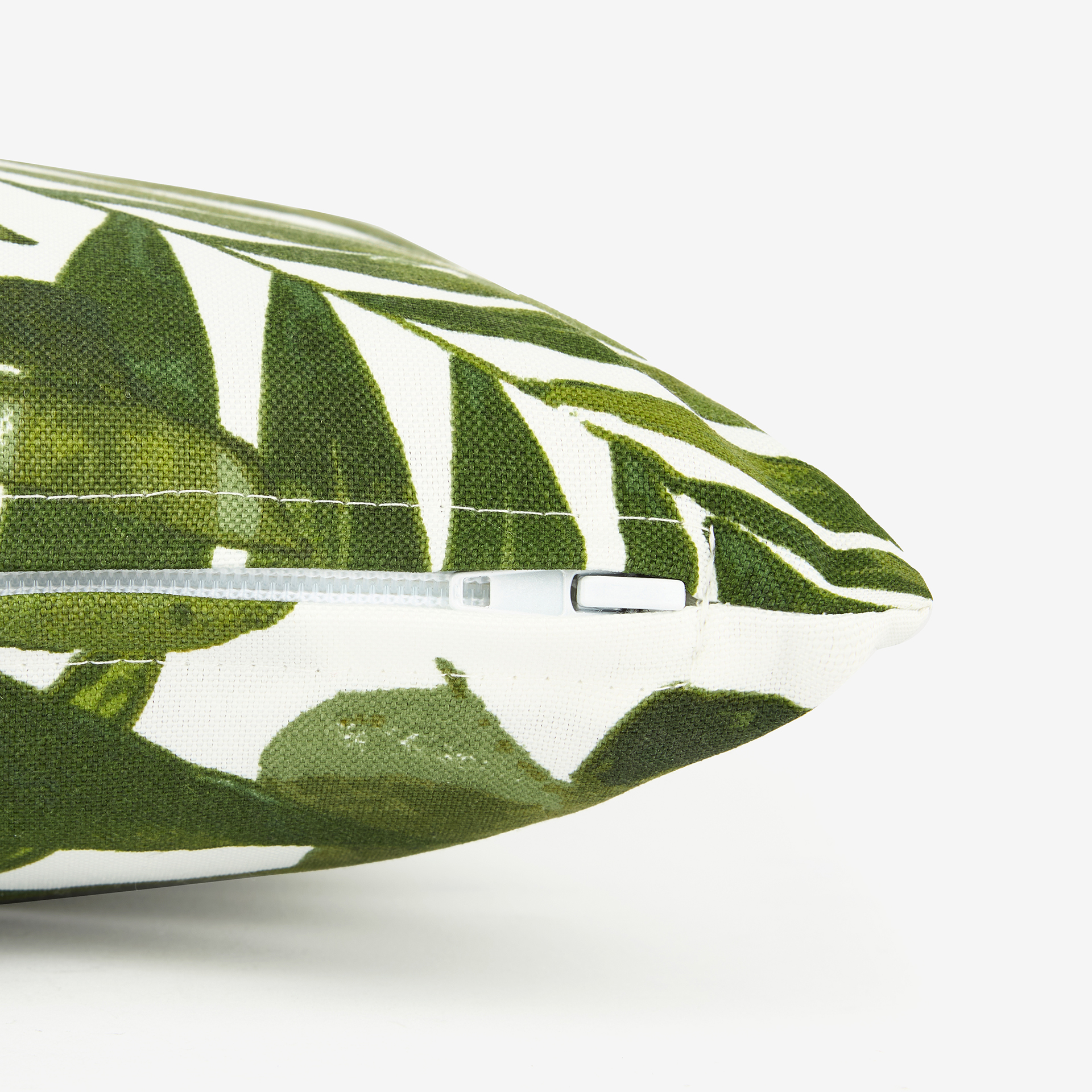 Coj&iacute;n de exterior con hojas verdes de poli&eacute;ster 43x43cm