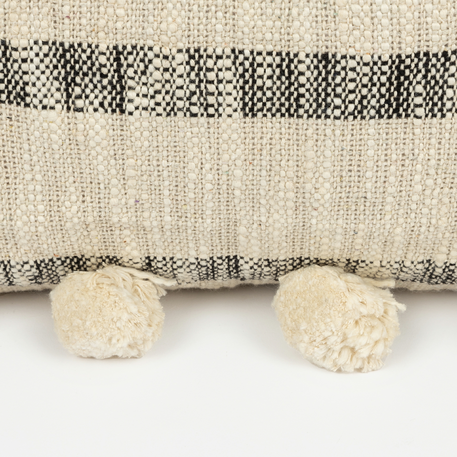 Funda de cojín gris con pompones Mita 45x45cm