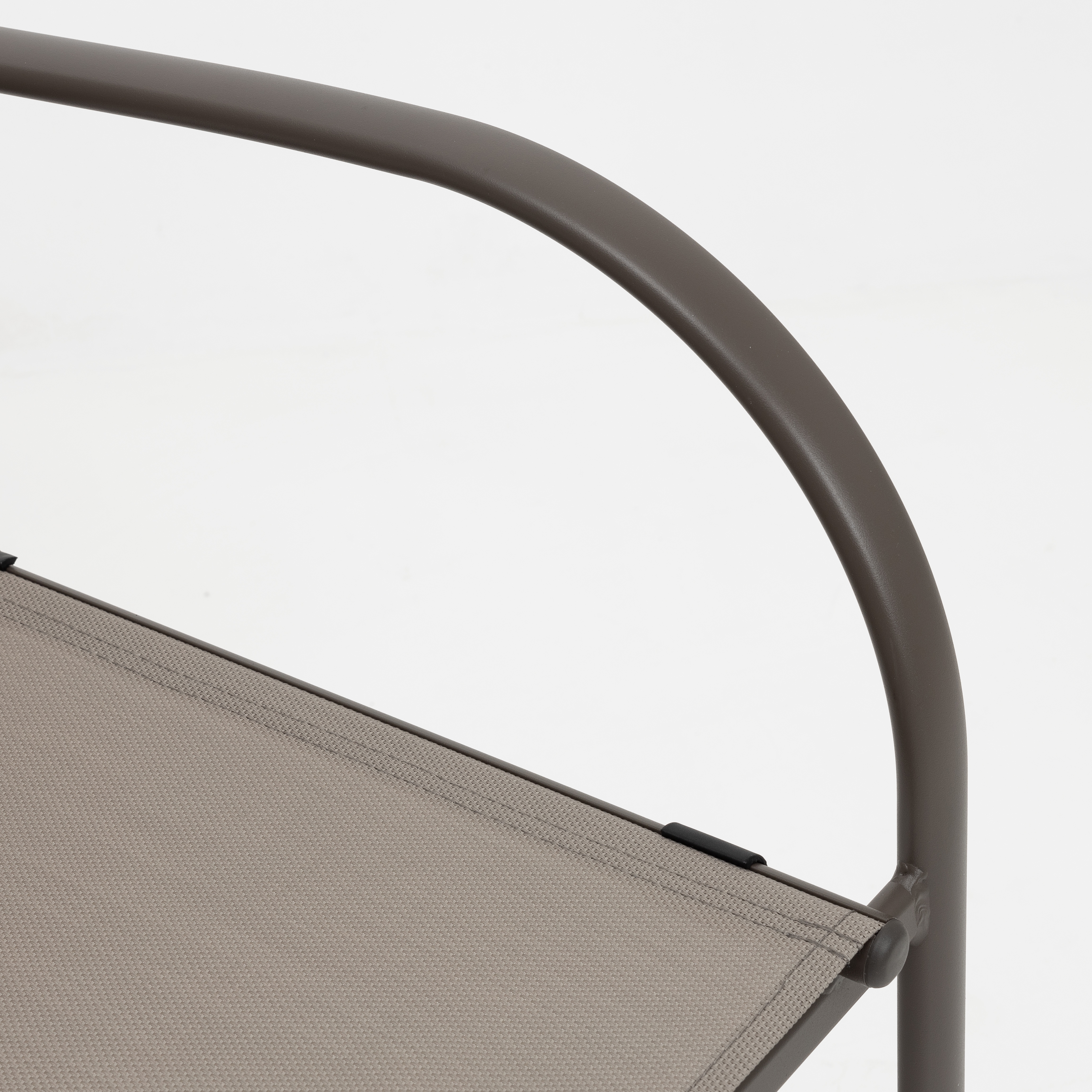 Silla de jardín apilable con reposabrazos de aluminio marrón Feroe 65x56x88cm