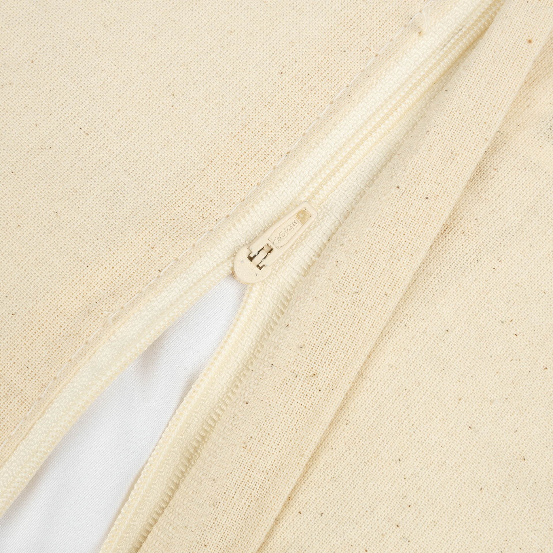 Funda de coj&iacute;n gris con flecos Mita 45x45cm