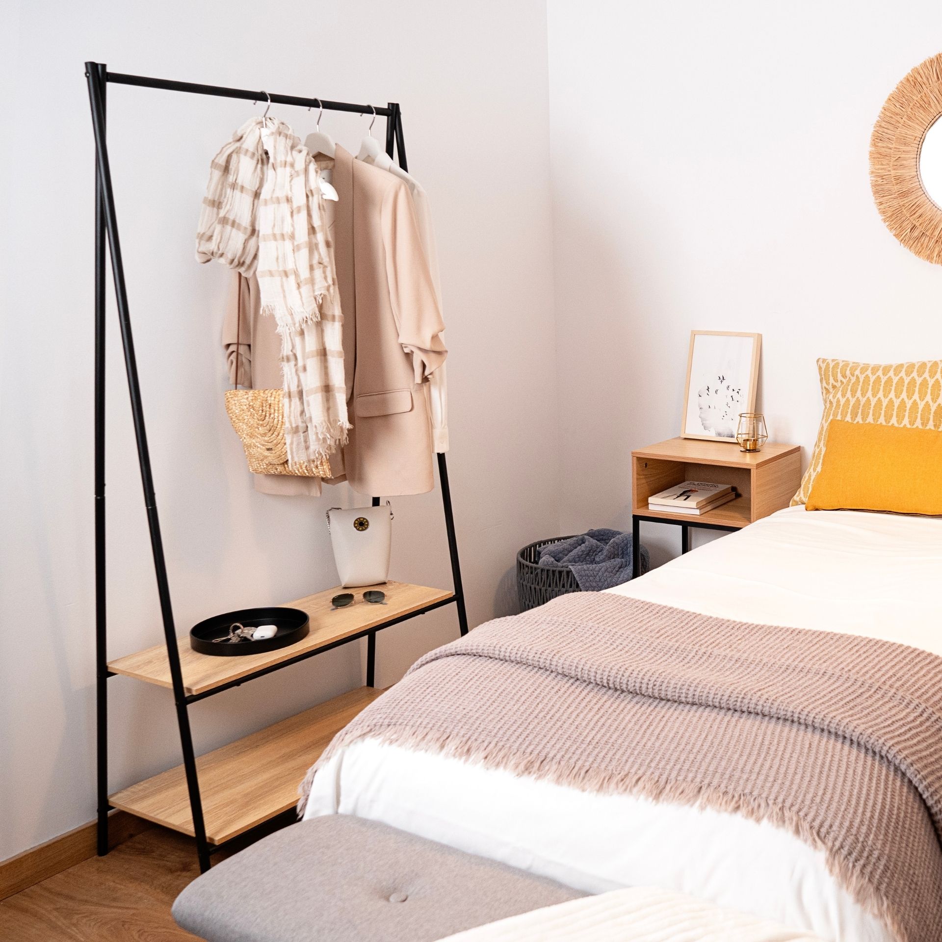 Perchero con dos estantes de acero y madera MDF Bruno 80x40x160cm