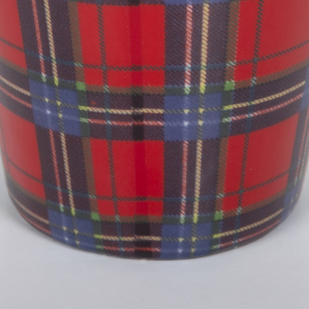 Taza de espresso de porcelana en tart&aacute;n rojo