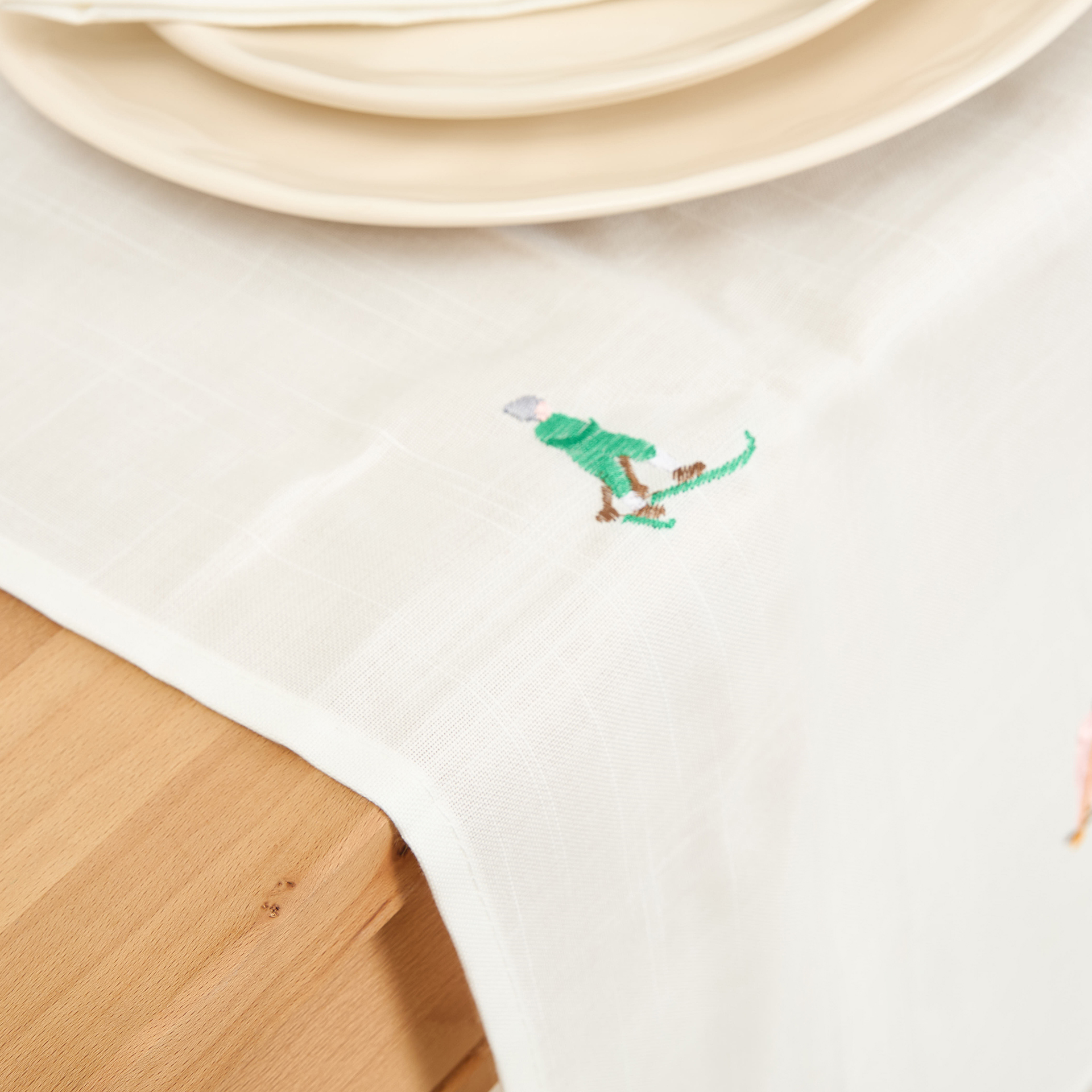 Camino mesa blanco bordado Esquiadores 45x150cm