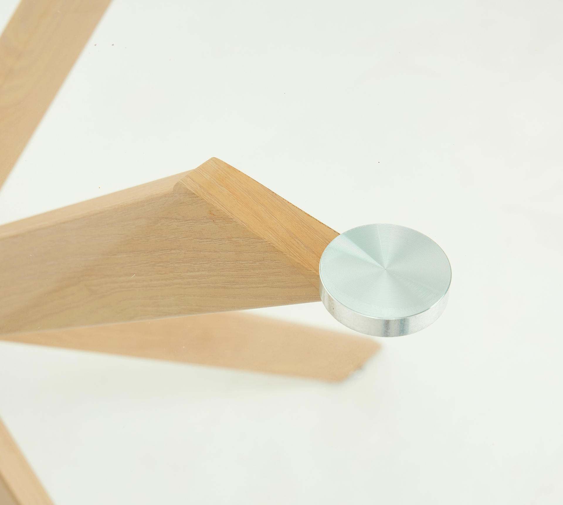 Mesa de comedor de cristal con patas de madera natural Fita &Oslash;120x75cm