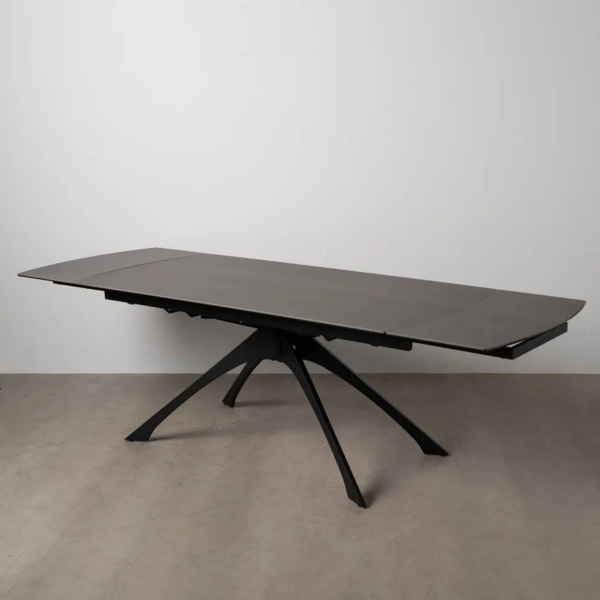 Mesa de comedor extensible de cer&aacute;mica y cristal gris oscuro 180/260x90x76cm