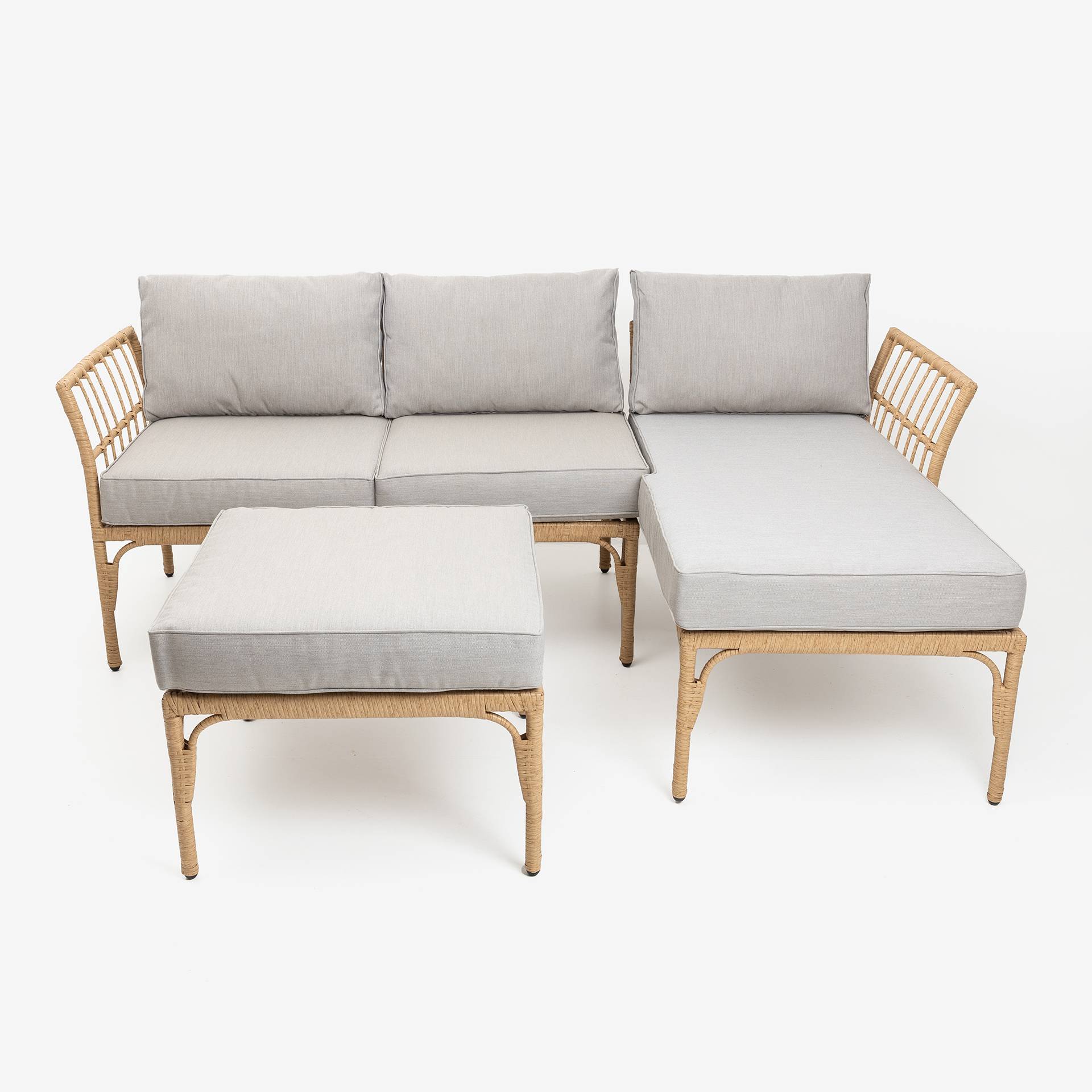 Sof&aacute; de jard&iacute;n chaise longue con puf de rat&aacute;n sint&eacute;tico Balos