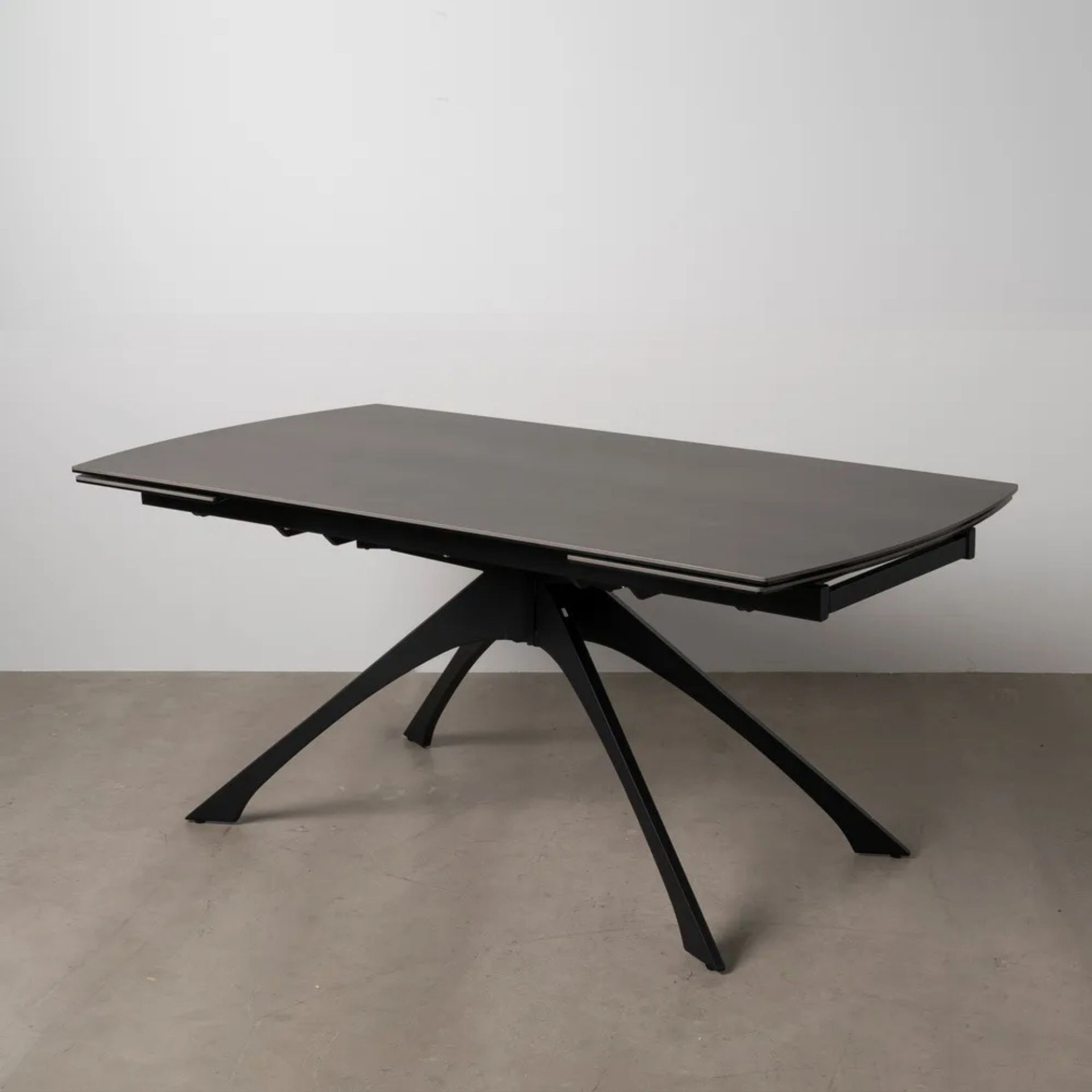 Mesa de comedor extensible de cer&aacute;mica y cristal gris oscuro 180/260x90x76cm