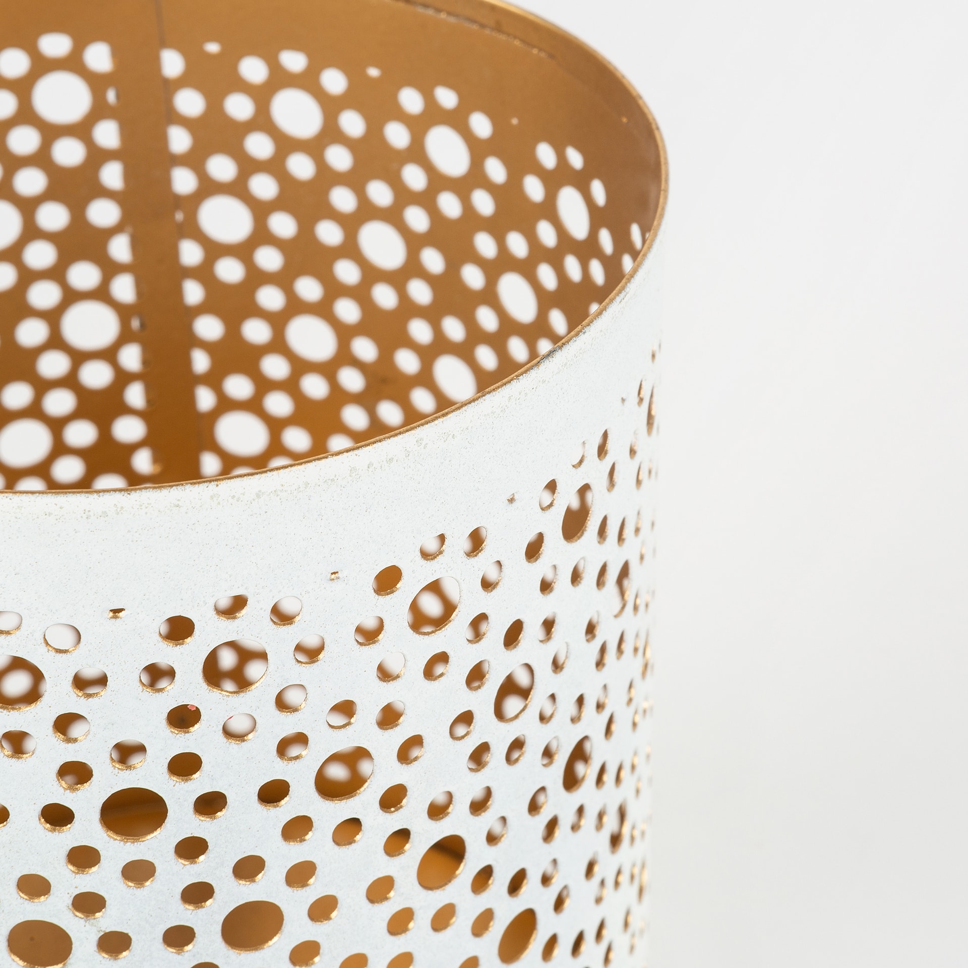 Portavelas de metal blanco y dorado Vitae