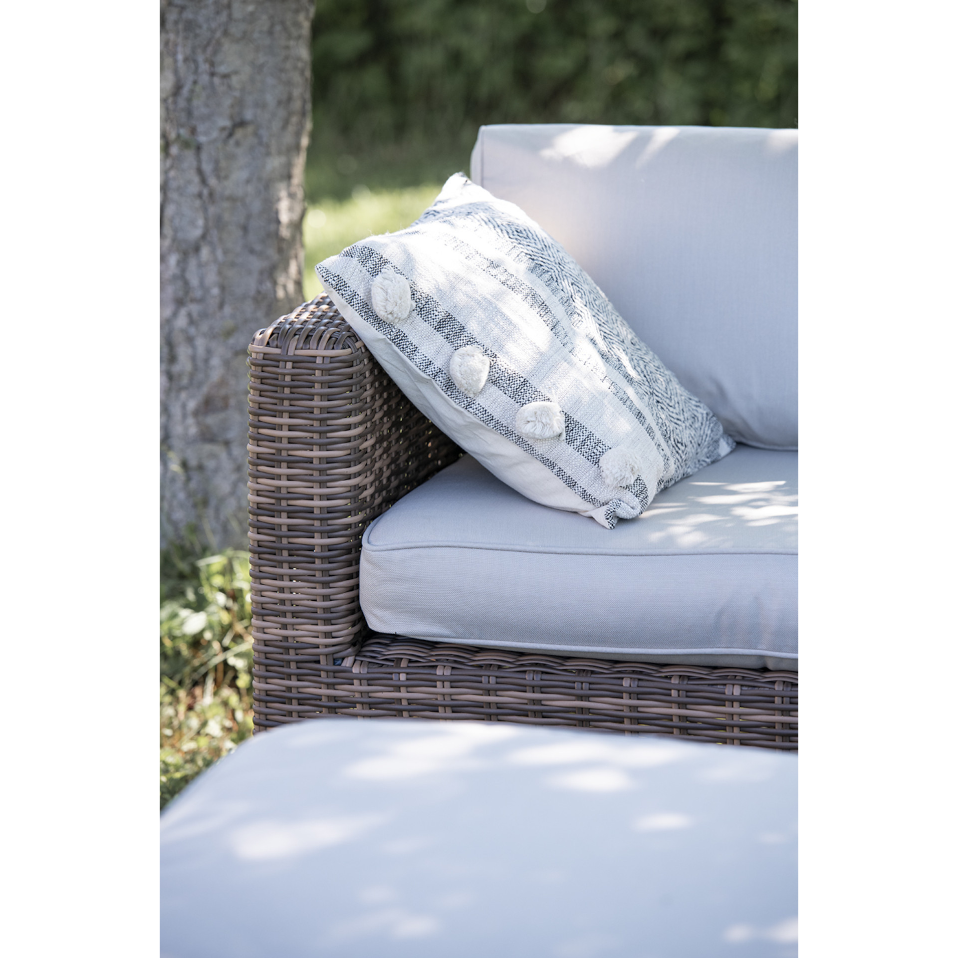 Funda de cojín gris con pompones Mita 45x45cm