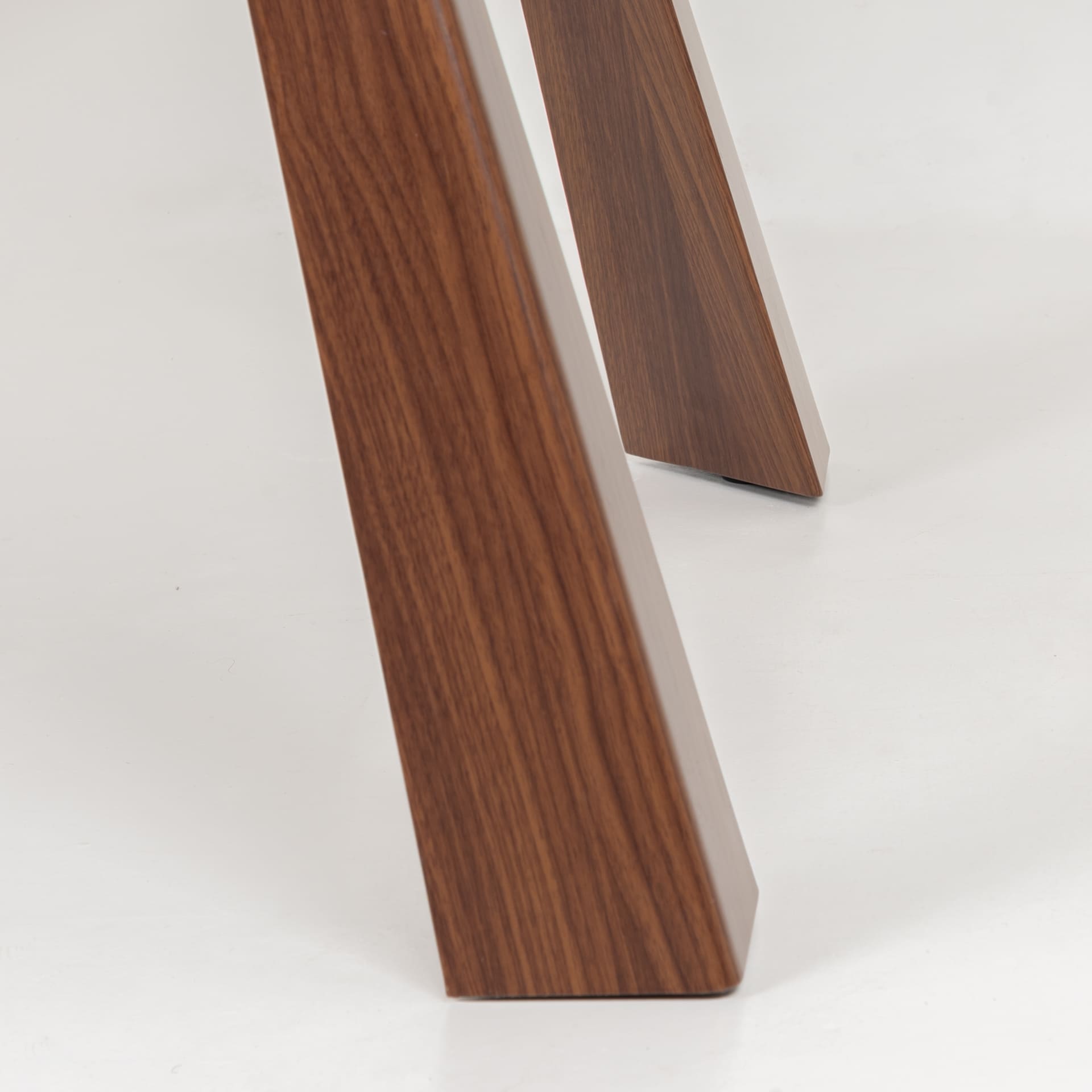 Mesa extensible con sobre porcel&aacute;nico y estructura de aluminio en color madera Arlon 160/240x90cm