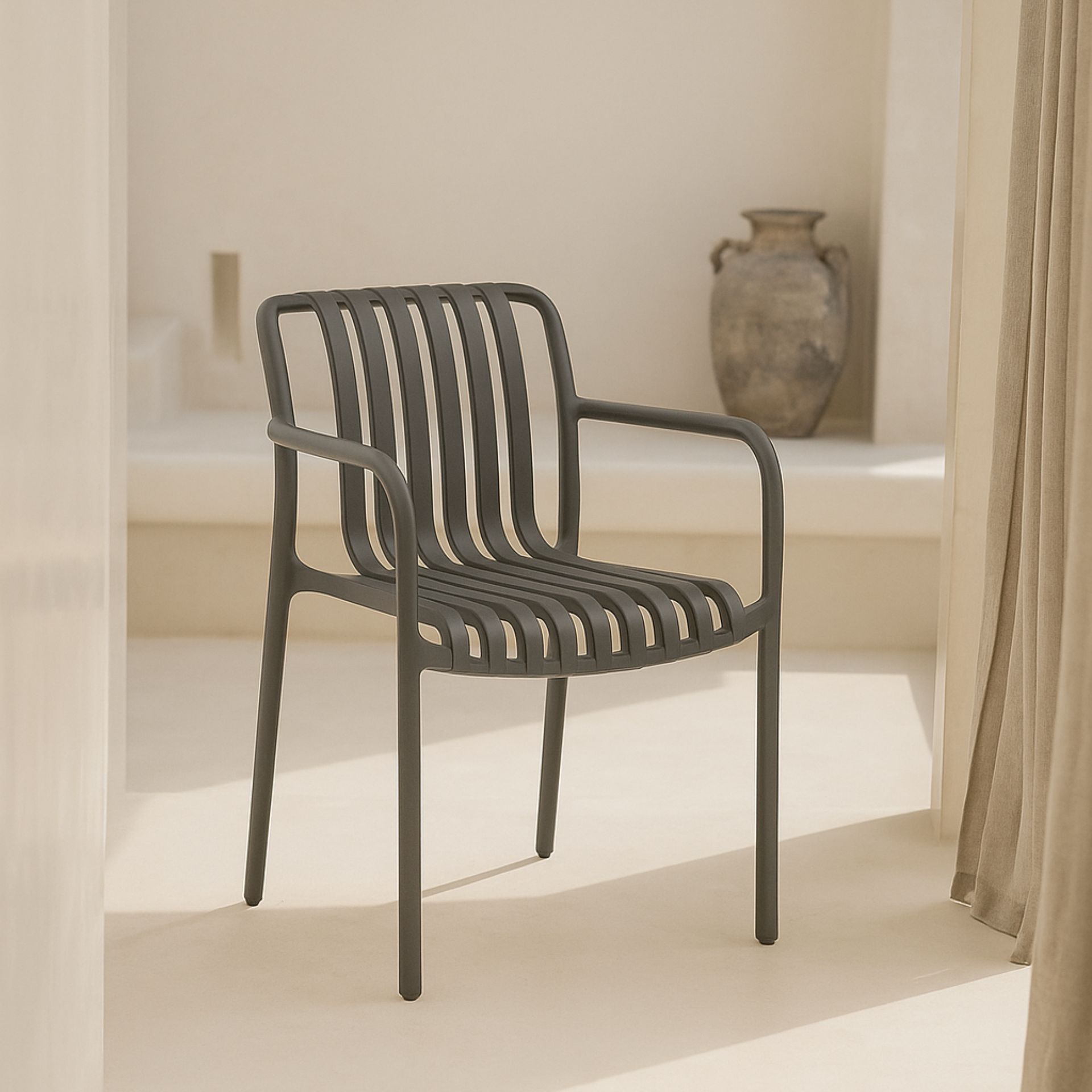 Silla de jard&iacute;n apilable de polipropileno gris Happel 59x55x81cm