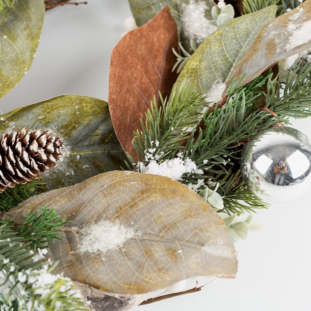 Corona de pino con bayas y bolas plateadas