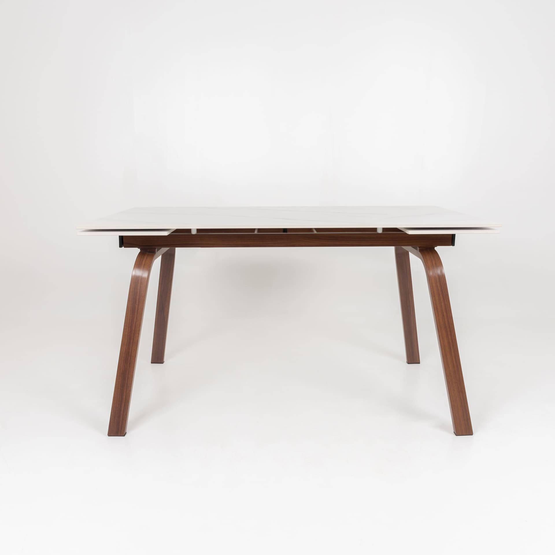 Mesa extensible con sobre porcel&aacute;nico y estructura de aluminio en color madera Arlon 140/200x80cm