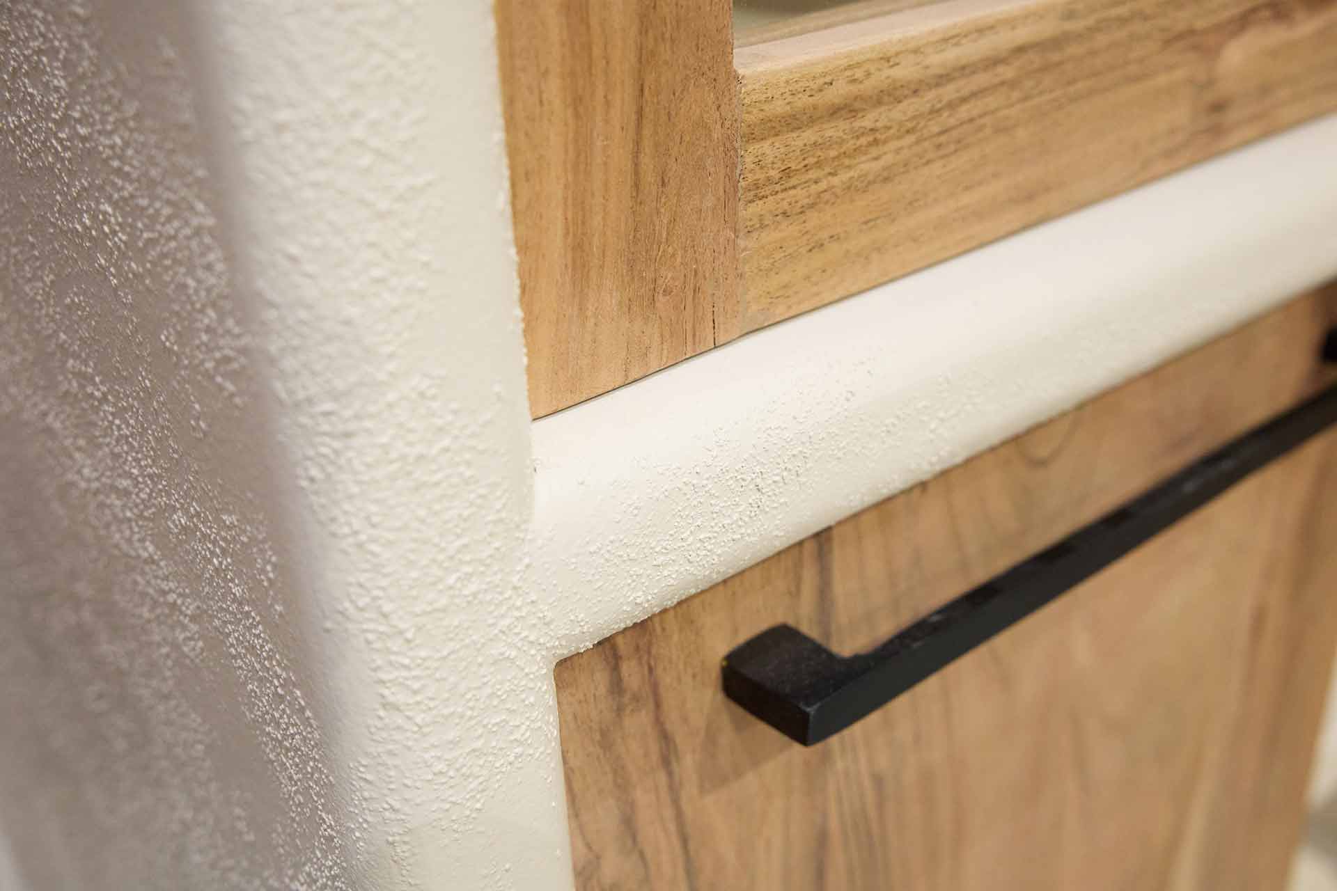 Vitrina de microcemento y madera Kurli 90x43x170 Clau&Chloe